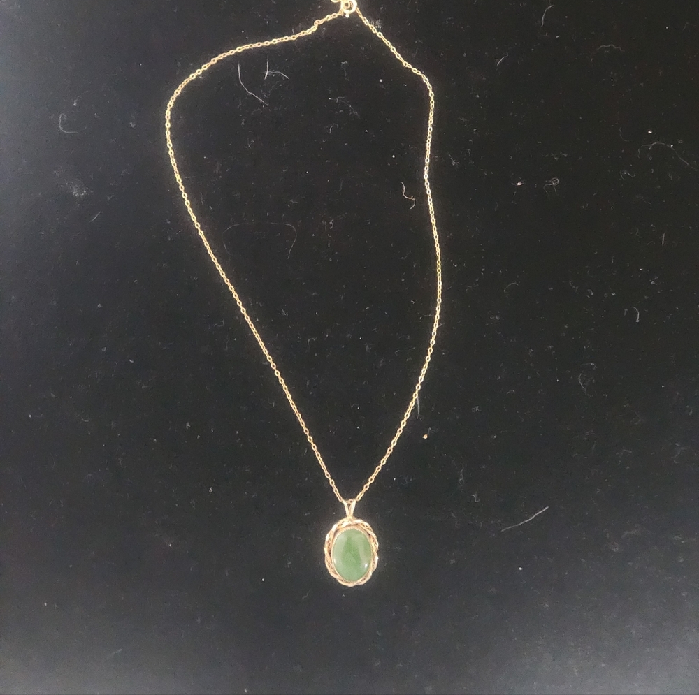 Elegant Green Pendant Necklace - Picture 2 of 2